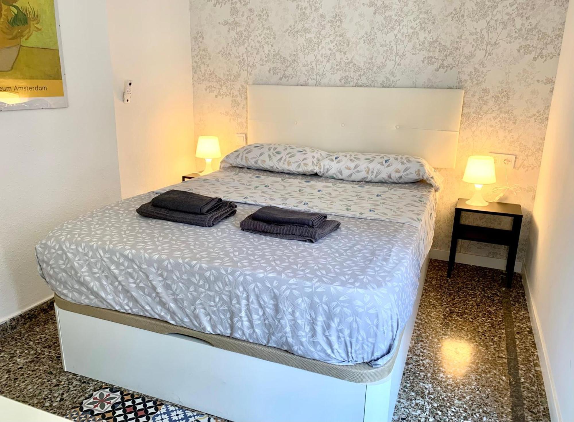 Centrally-Located, Spacious Flat At Historic Centre & Short Walk To Beach Alicante Exterior foto